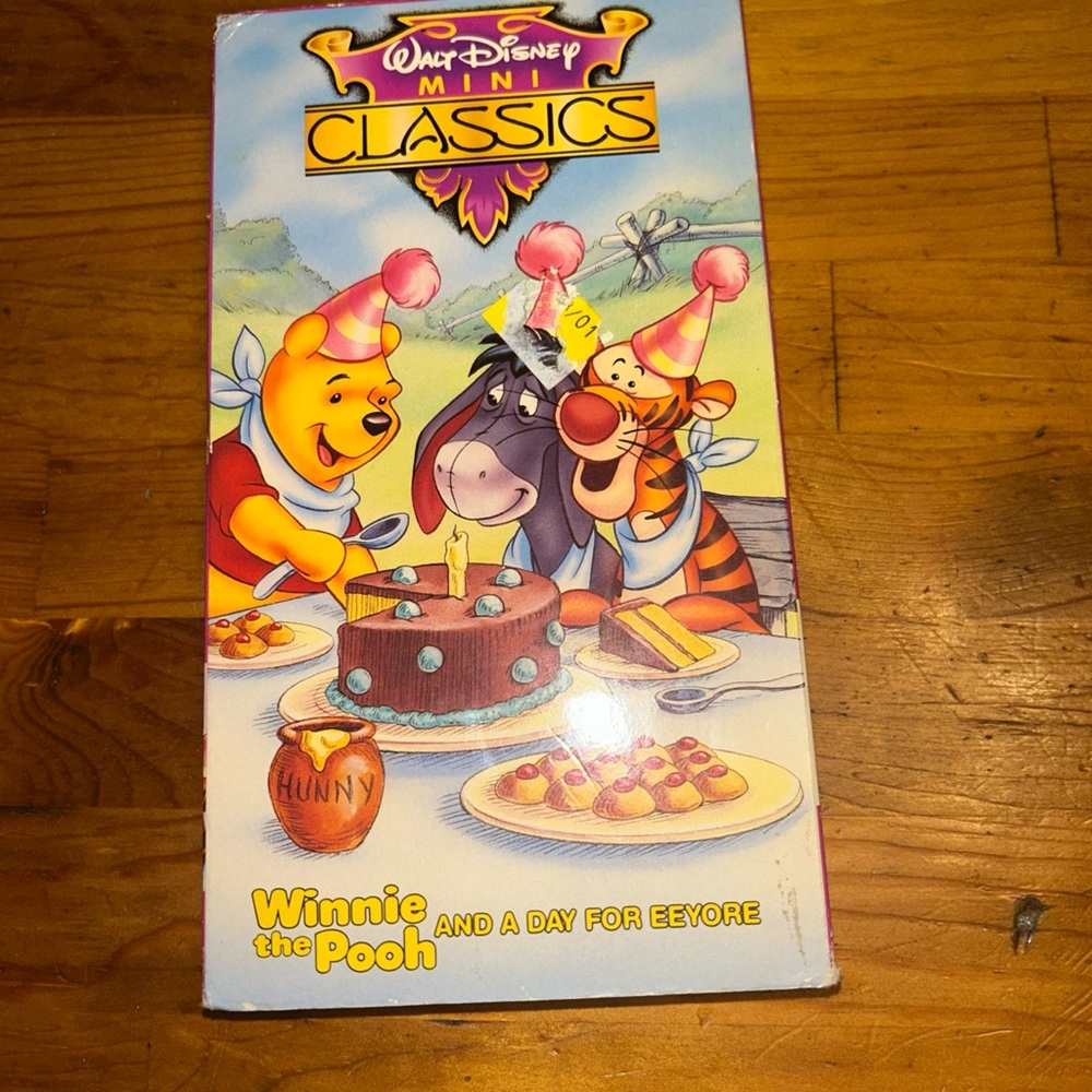 Disney Mini Classics Winnie the Pooh Video - Blue and Yellow
